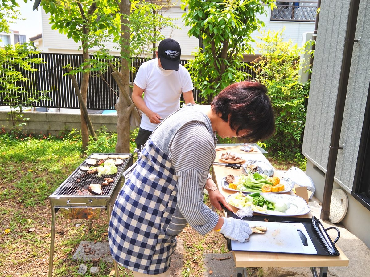庭でバーベキューの準備をするスタッフ。だんらんの家 上沢の手づくりイベントの様子
